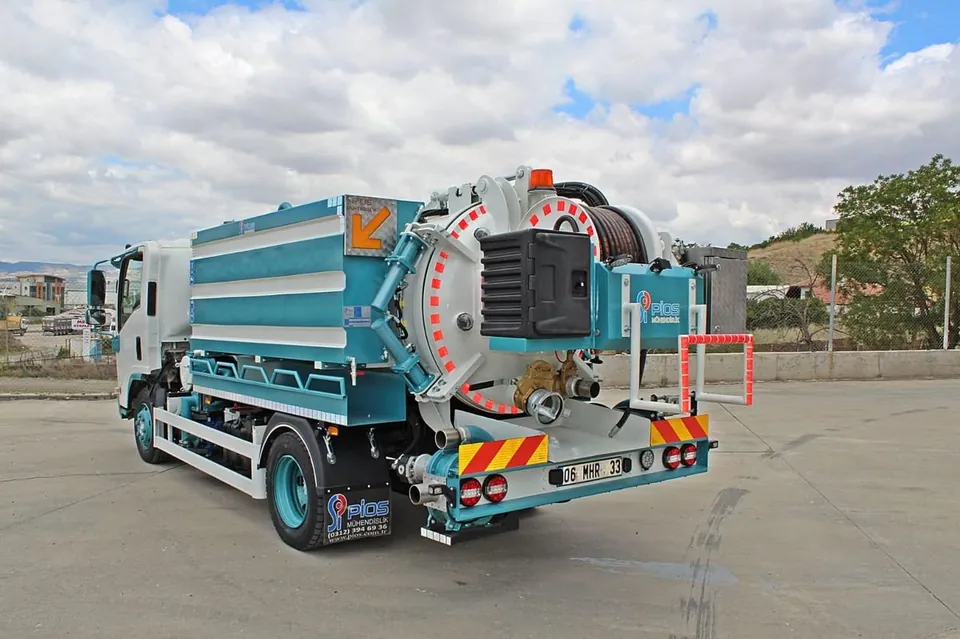Sarıyer'de tıkalı logar vakumla boşaltılıp basınçlı suyla yıkanırken